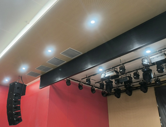 高顏值+實(shí)力派！通用舞臺(tái)幕布成功打造某中學(xué)智慧化多功能報(bào)告廳項(xiàng)目