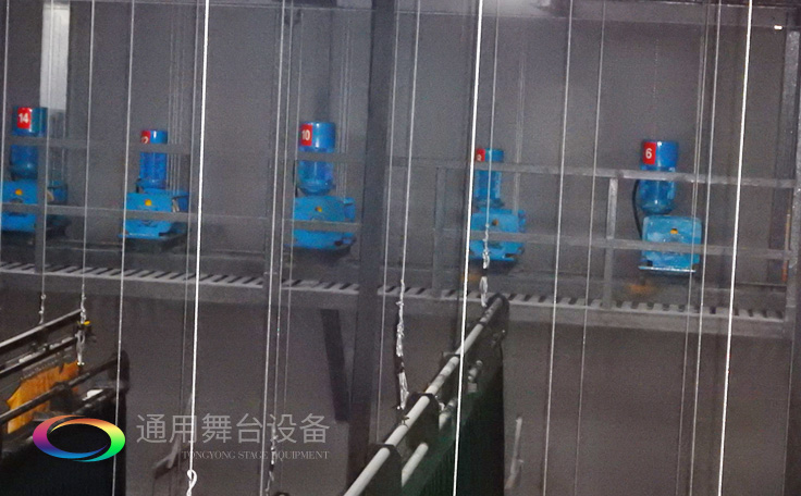 十余年銳意攀登，奮發(fā)圖強(qiáng)！舞臺(tái)幕布、機(jī)械等一站式選購(gòu)供應(yīng)商，舞臺(tái)機(jī)械、音響、燈光工程設(shè)計(jì)施工承包壹級(jí)資質(zhì)——通用舞臺(tái)