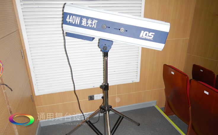 十余年銳意攀登，奮發(fā)圖強(qiáng)！舞臺(tái)幕布、機(jī)械等一站式選購(gòu)供應(yīng)商，舞臺(tái)機(jī)械、音響、燈光工程設(shè)計(jì)施工承包壹級(jí)資質(zhì)——通用舞臺(tái)