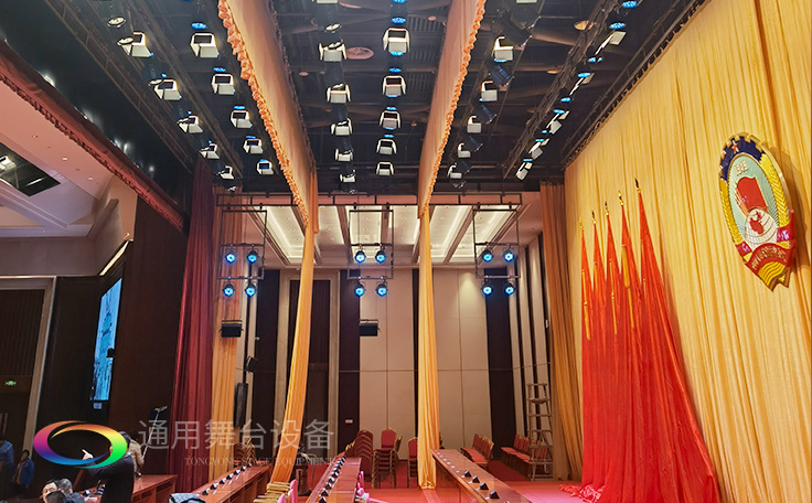 堅(jiān)持一絲不茍，嚴(yán)控質(zhì)量！定制禮堂阻燃幕布、十面會(huì)旗會(huì)議幕等！只為呈現(xiàn)更好的舞臺(tái)幕布效果！