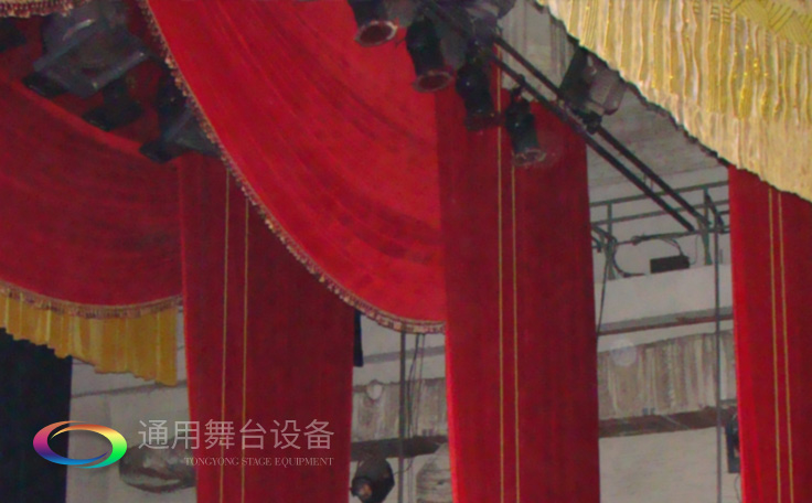 提升舞臺(tái)美感設(shè)計(jì)、增強(qiáng)舞臺(tái)透視！寬幅平紋細(xì)布橫側(cè)阻燃幕布