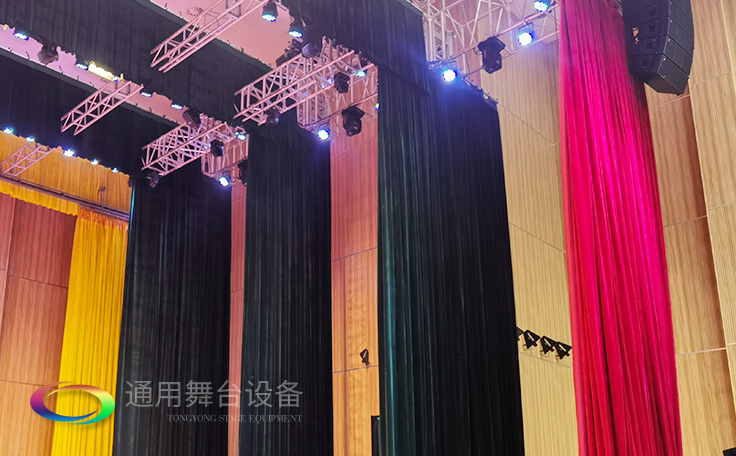 遷換場(chǎng)景、揭示活動(dòng)主體、渲染演出氣氛、提升演出效果——舞臺(tái)阻燃幕布