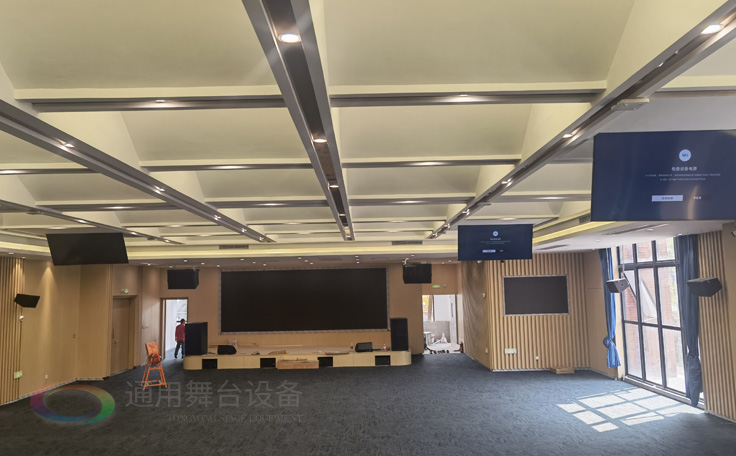 科技賦能，匠心筑造 通用舞臺(tái)承建南京某學(xué)院報(bào)告廳即將圓滿交付，打造現(xiàn)代化多功能學(xué)術(shù)殿堂