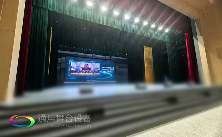 戴南文化藝術(shù)中心禮堂舞臺(tái)設(shè)備、舞臺(tái)阻燃幕布全面升級(jí) 賦能多元藝術(shù)呈現(xiàn)