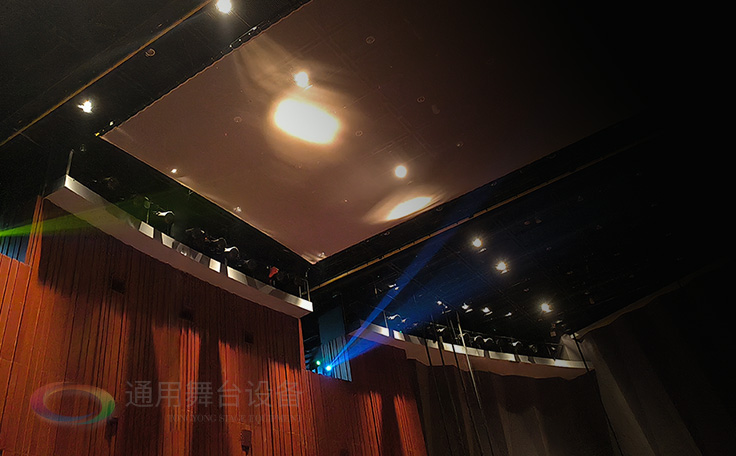 劇場(chǎng)舞臺(tái)升級(jí)，舞臺(tái)燈光、舞臺(tái)阻燃幕布煥新登場(chǎng)