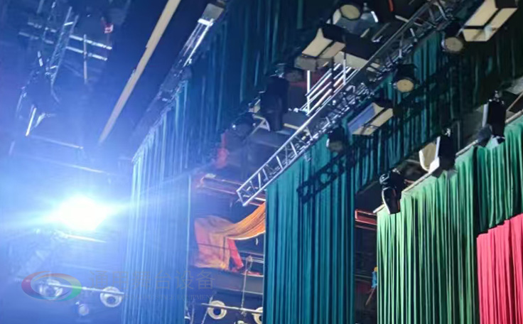 戴南文化藝術(shù)中心舞臺(tái)機(jī)械 舞臺(tái)吊桿 舞臺(tái)阻燃幕布項(xiàng)目 助力本地文化演出升級(jí)，為觀眾帶來(lái)更優(yōu)質(zhì)的視聽體驗(yàn)！